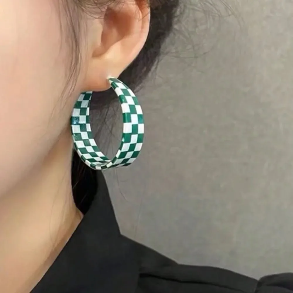 3for$20 1 Pair Of Black And White Checkered Simple C-Shaped Hoop Earrings